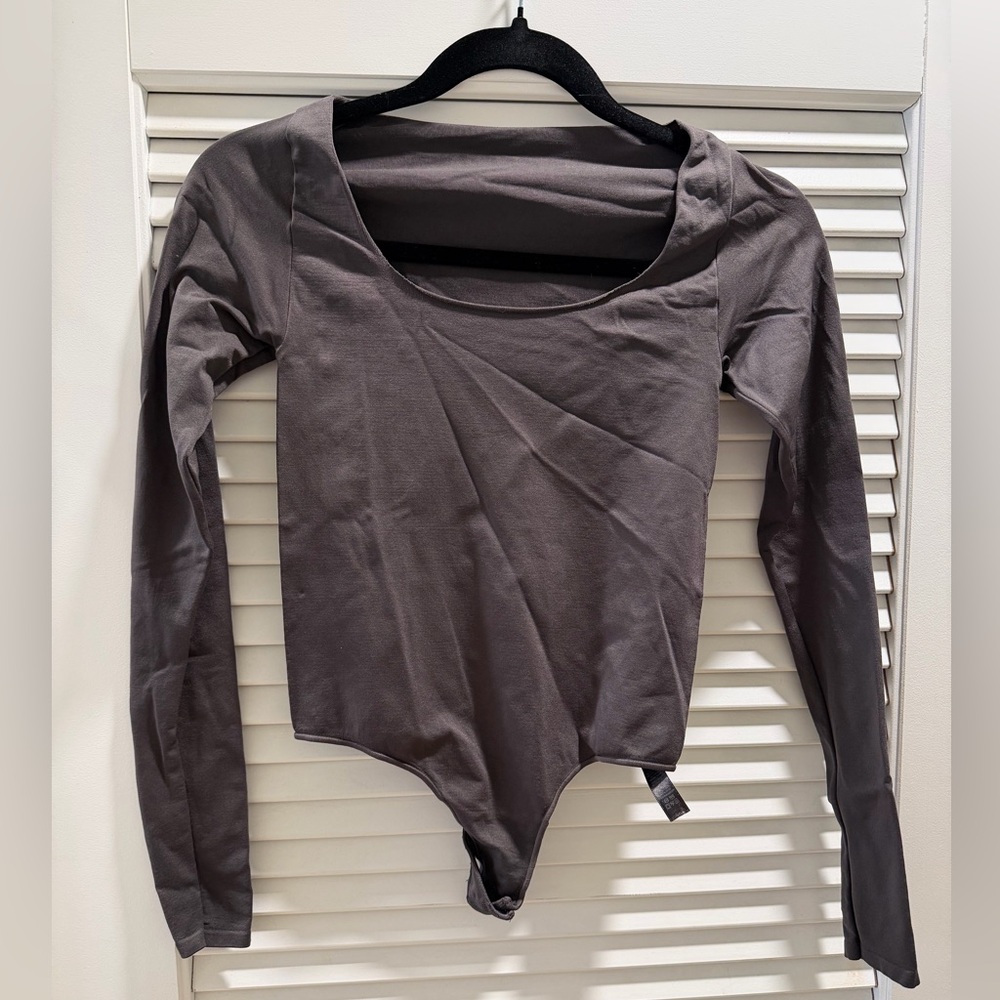 SKIMS Long Sleeve Bodysuit in Gray